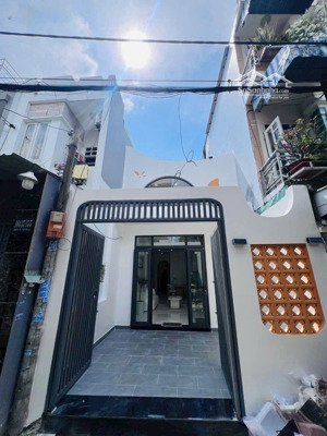 nhà shr trên đường lê văn khương dt 64m2 nhà mới dọn vào ở liền ngay metro, q12 đúc btct kiên cố.