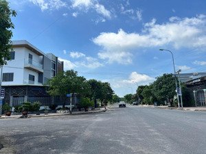 bán căn biệt thự đang cho thuê 30tr/tháng khu tái định cư long an mặt trước sân bay long thành