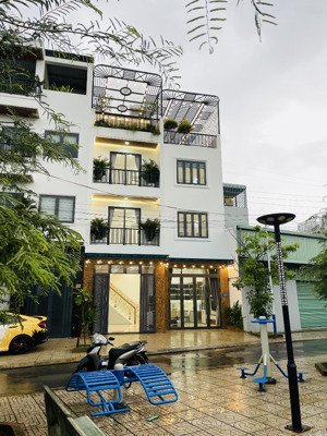 nhà phố view công viên giáp gò vấp ngang 8,3m