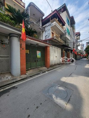 ngọc lâm ngõ thông nguyễn văn cừ ô tô chạy vòng quanh nhà 32m, 6 tầng, chủ tự xây.