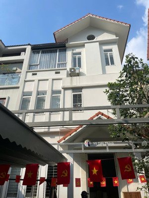 cho thuê bt kđt dịch vọng - cầu giấy, 200m2 đất, xd: 100m2 x 3,5 tầng, mt:10m. đồ cơ bản,... 55tr.