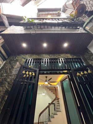 ngõ thông phong - tôn đức thắng - nhà mặt ngách - gần phố - trung tâm đống đa - nhiều tiện ích.