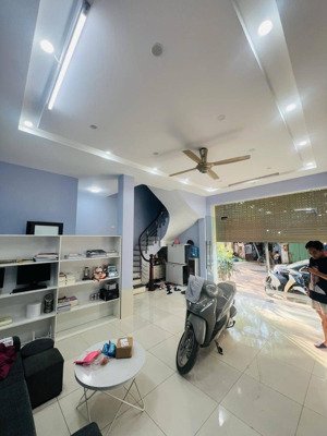 giảm chào 2 tỷ! 19,9 tỷ - 48,5m2 - 4 tầng nhà đẹp - phố trung kính - vỉa hè - kinh doanh sầm uất