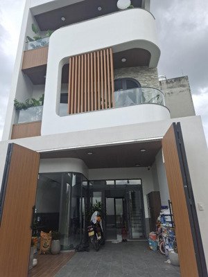 cần bán gấp nhà đẹp ngay đường đỗ xuân hợp giá chỉ 6.050 tỷ