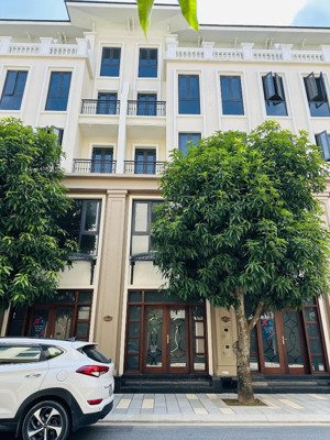 bán gấp phân khu thời đại
diện tích 60m
giá 8800 bp ạ vị trí đẹp gần 10 toà chung cư 50m
chu