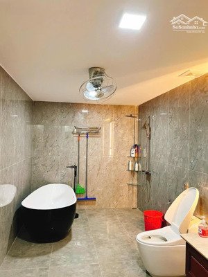 bán biệt thự 3 lầu 170m2 10x17 full nội thất cách biển 1,9km sân bay 300m giá 16tỷ