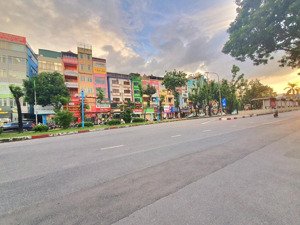 mặt phố hoàng quốc việt, kinh doanh đỉnh, vỉa hè đá bóng.
dt: 60m, 5t, mt 4m, 37 tỷ