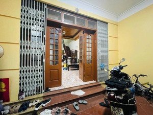 diện tích lớn - nhà phân lô - ô tô - nhà dân xây - sát phố - đi bộ ra hồ hoàng cầu chơi #dongdascs