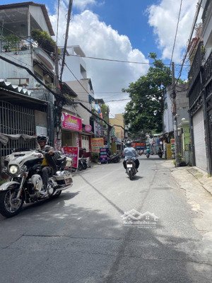 nhà ngang 5x22m - sát mặt tiền - 1 trục ngắn - 2 mặt hẻm trước sau thông thoáng - tiện xd