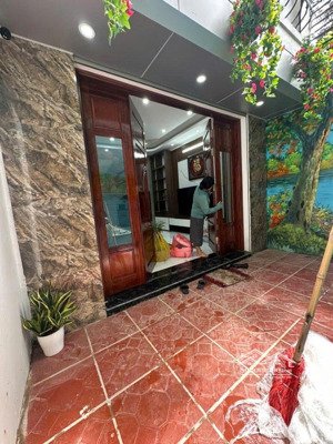 cần bán nhà 5 tầng đàm quang trung long biên dt 32m giá 6,9 tỷ có thương lượng