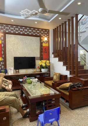 cầu giấy nhà đẹp ở ngay - 40m ra ô tô - đi thẳng ra hồ tây lộng gió 40m - giá có 6.3 tỷ