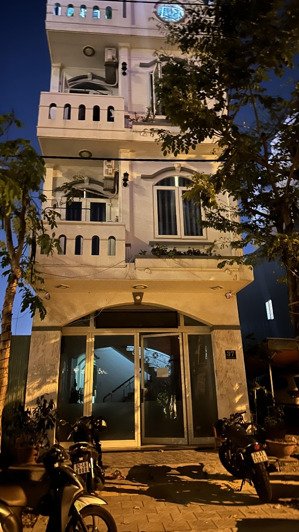 bán tòa căn hộ: 4 tầng, 11 phòng. đường nguyễn xuân khoát. vị trí sát biển nhất. doanh thu 55tr/th