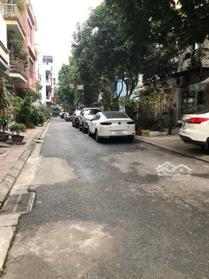 chủ cho thuê căn hộ khép kín số 43 ngõ 447 ngọc lâm dt60m 1 khách 1 ngủ ô tô tránh ful nội thất