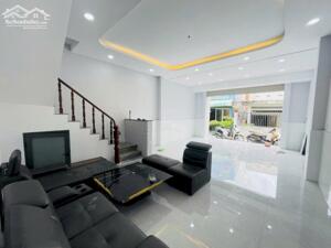 Nhà 5,5x17m, ô tô đậu cửa, gần Viettel Nguyễn Sơn, 6.6 tỷ