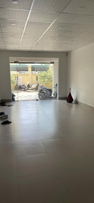 cho thuê sàn tầng 1, mặt tiền 4m rộng 100m2 phù hợp làm văn phòng công ty, spa, kinh doanh
