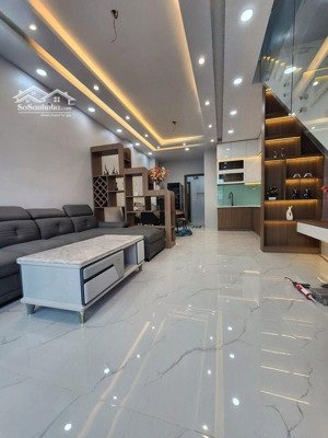 hiện tại nhà 2 mt trước và sau, chủ chia thành 2 căn riêng biệt, thích hợp vừa ở vừa cho thuê