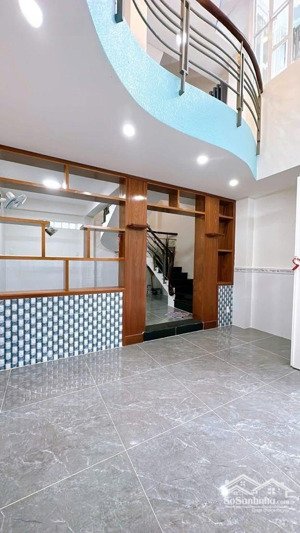 quận 4 nhà mới ngang hơn 7m, 5 tầng, khu dân trí cao, 5.x tỷ