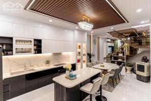 Cần tiền trả ngân hàng nên bán gấp ngôi nhà 65m2 MT Nguyễn Triệu Luật 5 tầng giá 5.3 tỷ, SHR