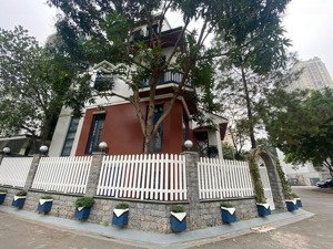 gia đình cần bán biệt thự vườn đào cạnh lotte mail tây hồ. lh 