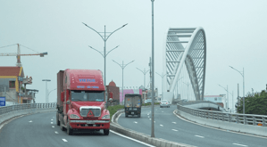 Bán nhà 4 tầng mặt tiền rộng 4,5m mặt đường Nguyễn Văn Linh, gần siêu thị AEON MALL