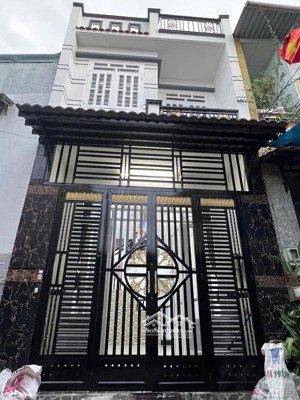 bán nhà 2/ đường 1a ngay chợ khu trung tâm nhà kiên cố sạch sẽ dọn vô là ở.