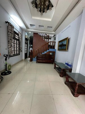 bán nhà 3 tầng đường nguyễn thành ý gần masteri đẳng cấp . gọi tuyết