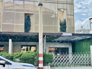 cho thuê nhà - ngang 15m - mặt tiền quận 3 (có sân, kd tự do)