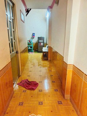 cần bán gấp căn nhà trệt lững 3pn 100m thổ cách phà 5km, kế chợ 2.6ty lh 