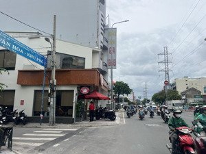 mặt tiền thụt cách 1 căn ra mt kinh dương vương - dt 8x15 - 1 trệt 5 lầu - tiện kd hoặc mở vp cty