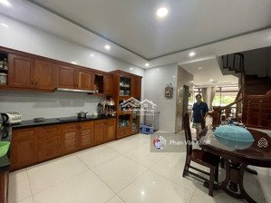 bán nhà đường 20m tại kđt vạn phúc city , nhà hoàn thiện có thang máy , full nội thất ở