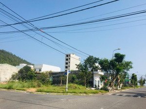 cần bán cặp đất kẹp cống đường trần thuyết cách biển 100m giá 18ty(180m2),lô lẻ đông 8ty2-tây 8ty