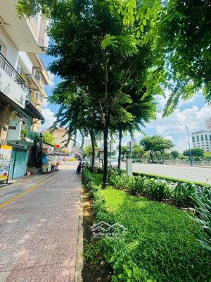 bán nhà hẻm xe hơi bến vân đồn sát vách quận 1 ngang 5m