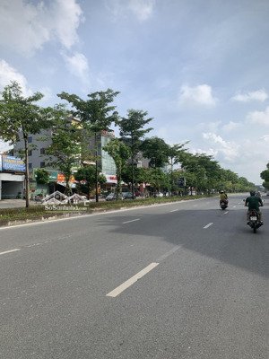 bán nhà mặt phố ngô gia tự, long biên. dt 80m2x4m mt khu vực trung tâm, kinh doanh, đón cầu đuống 2