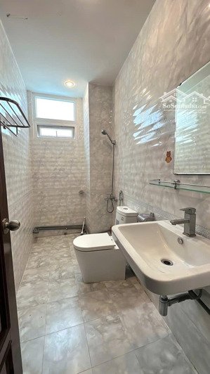 căn hộ đầy đủ nội thất máy giặt riêng cửa sổ lớn ở đinh công tráng quận 1 gần công viên lê văn tám