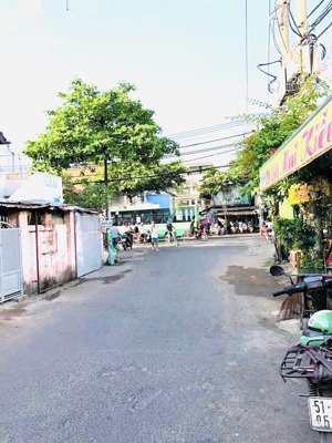 rộng rãi như ở quê ô tô đỗ gần nhà cách hẻm xe hơi 20m, cách mặt tiền hoàng diệu - nguyễn hữu hào