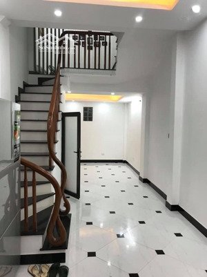 bán nhà 5 tầng phố trần quốc hoàn dt 45m2, mt 4m giá 17,5 tỷ