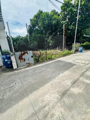 chính chủ cần gấp bán lô đất rộng 200m ngang 7,5m vuông vức gần big go tp dĩ an