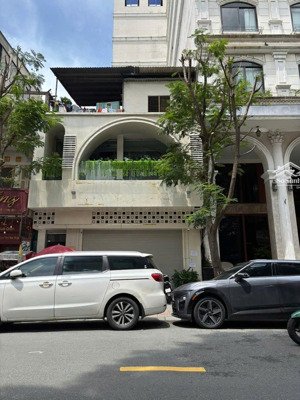 sẵn sàng đặt thương hiệu tại lê thị hồng gấm quận 1. mặt tiền hiếm 8mx20m trệt lửng 1 lầu