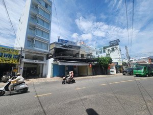 cần bán nhà mặt tiền đường dã tượng đang cho thuê 20 triệu/ tháng