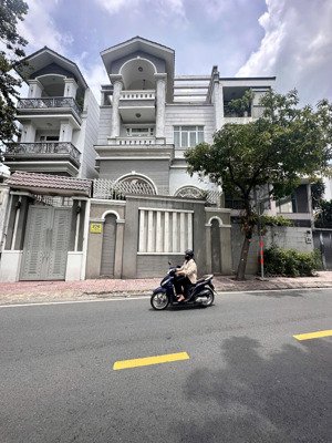 biệt thự 2 mt trường sa ngang 10m kế bên quận 1