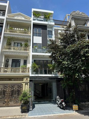 siêu phẩm 5 tầng mặt đường quán nam thang máy , hướng cực hiếm trong khu vực . hướng đông nam