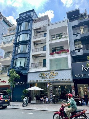 cần bán gấp!!! mt lý tự trọng cách chợ bến thành chỉ 300m - dt 4m x 20m - hdt 130 triệu/tháng