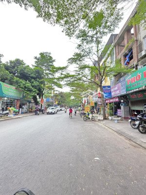 bán gấp lk kđt văn khê 83m2, đường 19m, mt 5m, ko có gì để chê.