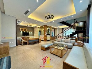 cho thuê bt đơn lập vinhomes riverside, đầy đủ nội thất cao cấp, sông rộng sau nhà