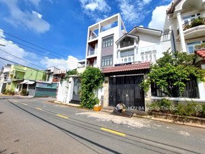 bán nhà 10m x 20 nhà tác được 2 lô nhà nằm mặt tiền đường phân được 2 lô sổ vuông đẹp