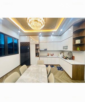 bán nhà chủ tặng nội thất đẹp , lô góc dân xây thoáng sáng ,oto , bãi xe siêu gần 20m ra tới