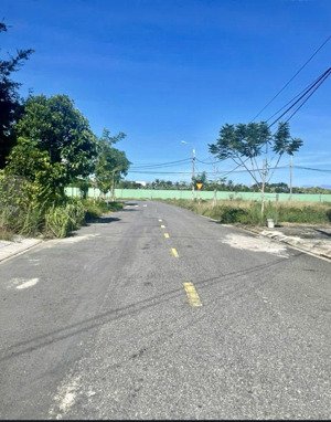 chính chủ bán lô đất đẹp sát bãi tắm sơn thủy. giá 8x