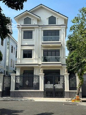 bán 8 căn nhà phố - biệt thự kdc sadeco ven sông q.7 dt: 7x18m, 13x18m giá 18 tỷ lh 