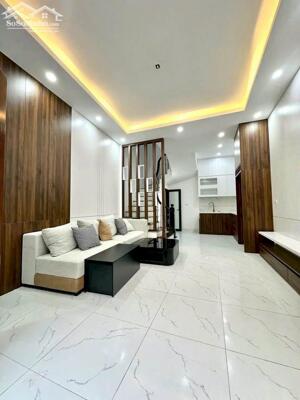 Bán Nhà Thượng Thanh, Long Biên 33m2, 5T giá 6,1 tỷ (ô tô VF3 đỗ gần)