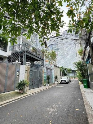 bán nhà đường số 20- hiệp bình chánh- thủ đức 100m2 - 3 tầng đường 7m oto tránh. sau lưng gigamall